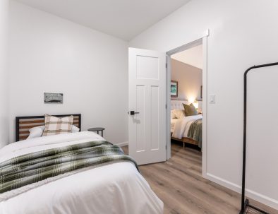 Guest bedroom with single twin bed and ensuite access at Trail House near Bandon Dunes Golf Resort