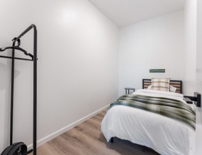Twin bedroom with golf-themed décor at Bandon's Trail House vacation rental