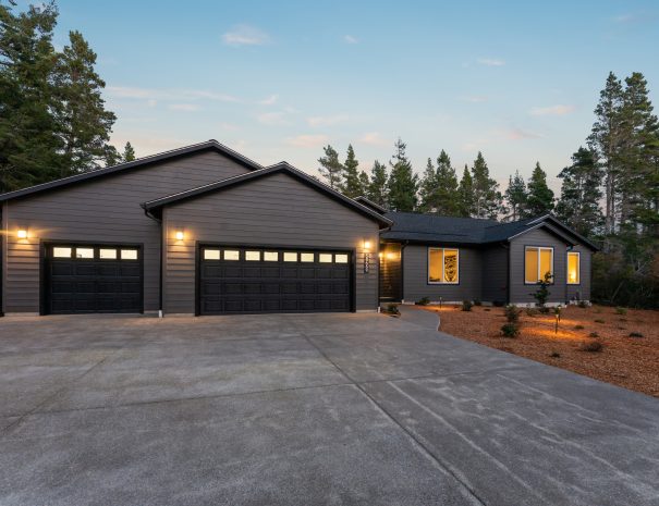 Front exterior of Trail House vacation rental near Bandon Dunes